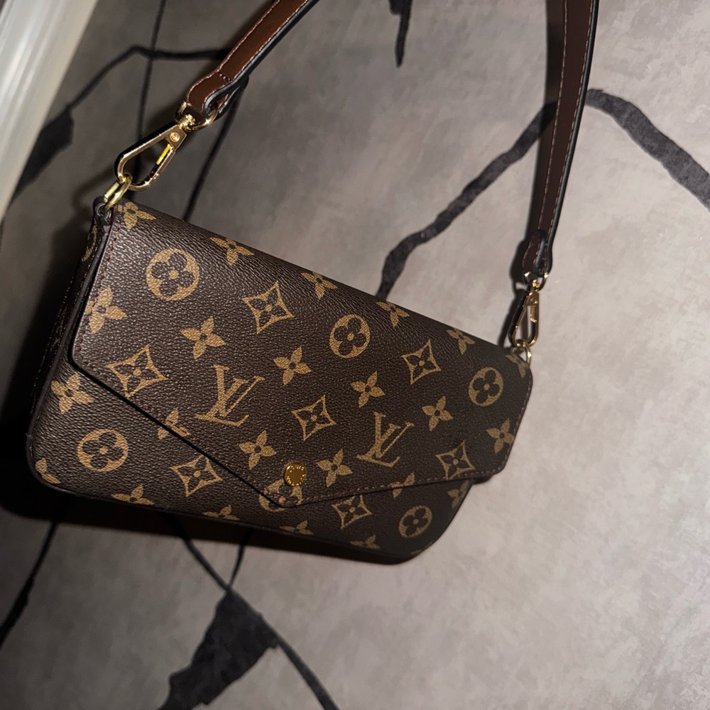 Louis Vuitton Classic Brown Monogram
Shoulder Bag